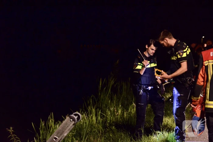 Gestolen auto in Aarkanaal aangetroffen