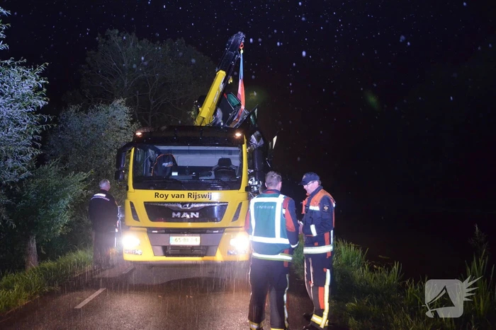 Gestolen auto in Aarkanaal aangetroffen