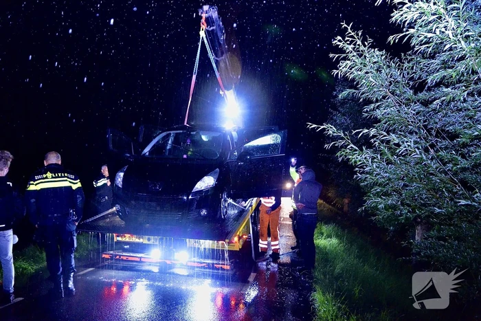 Gestolen auto in Aarkanaal aangetroffen