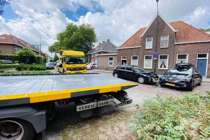 Flinke schade na verkeersongeval op kruising