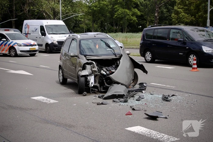 Veel schade bij kop-staart botsing met brommobiel
