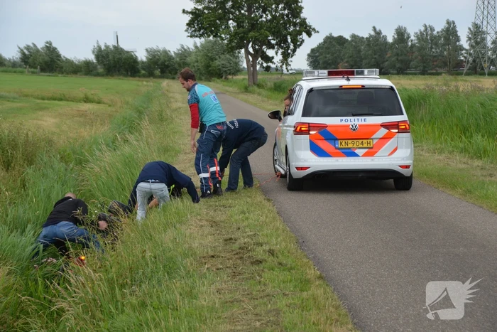 Omstanders halen scootmobiel uit greppel