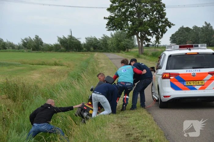 Omstanders halen scootmobiel uit greppel