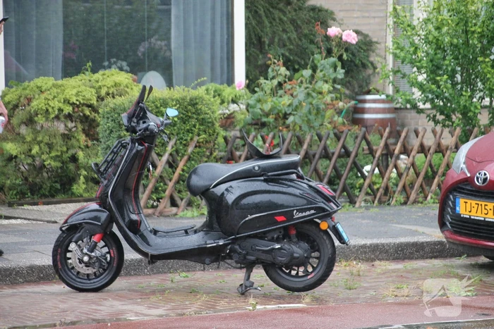Veel schade na aanrijding tussen twee scooters