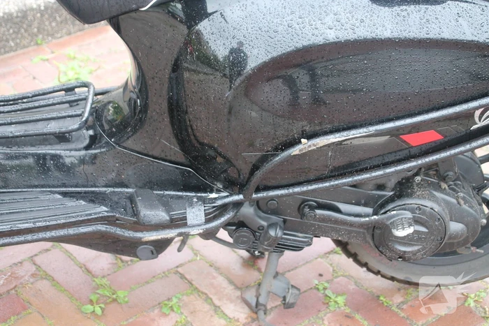 Veel schade na aanrijding tussen twee scooters