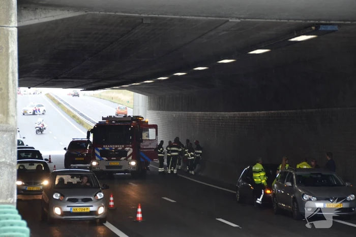Rijbanen afgesloten na kop-staart aanrijding