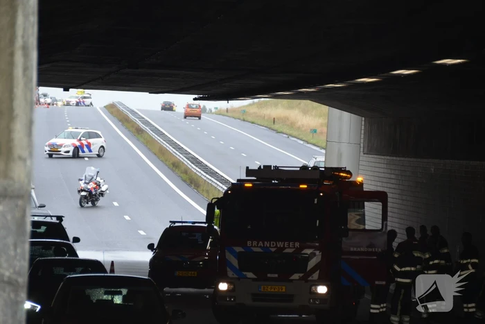 Rijbanen afgesloten na kop-staart aanrijding