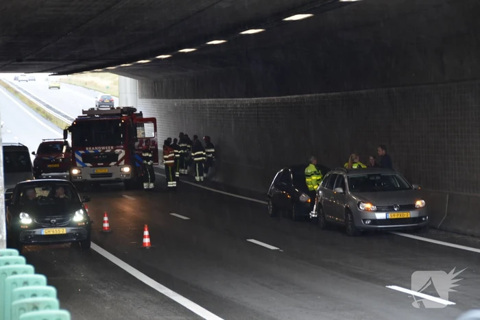 Rijbanen afgesloten na kop-staart aanrijding
