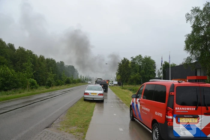 Uitslaande brand in loods met boten