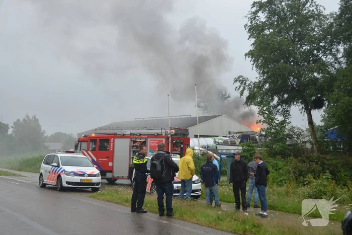 Uitslaande brand in loods met boten