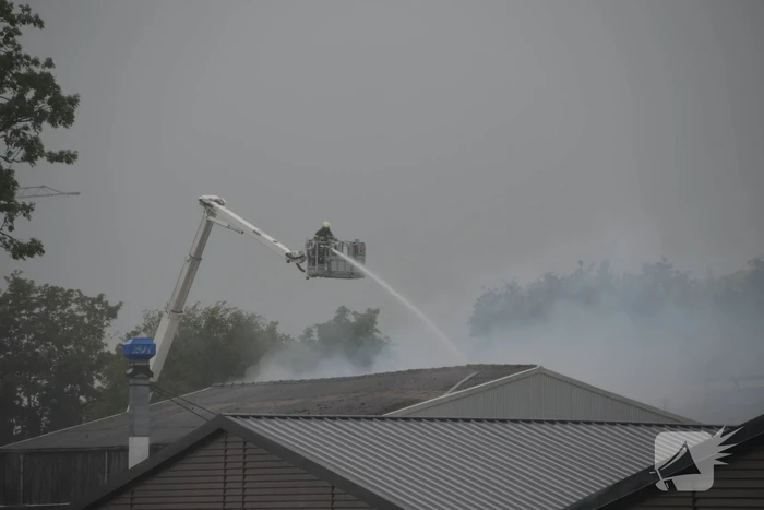 Uitslaande brand in loods met boten