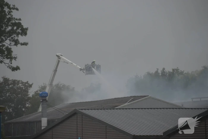 Uitslaande brand in loods met boten