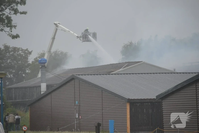 Uitslaande brand in loods met boten