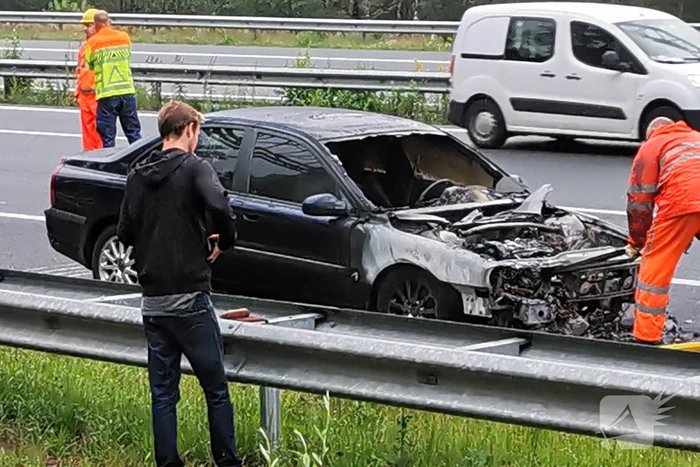 Personenauto verwoest na brand