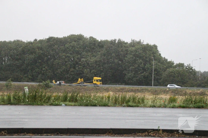 Auto beschadigd na botsing op vangrail
