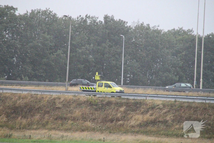 Auto beschadigd na botsing op vangrail