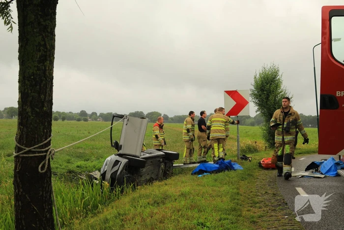 Auto vliegt uit de bocht en belandt in sloot