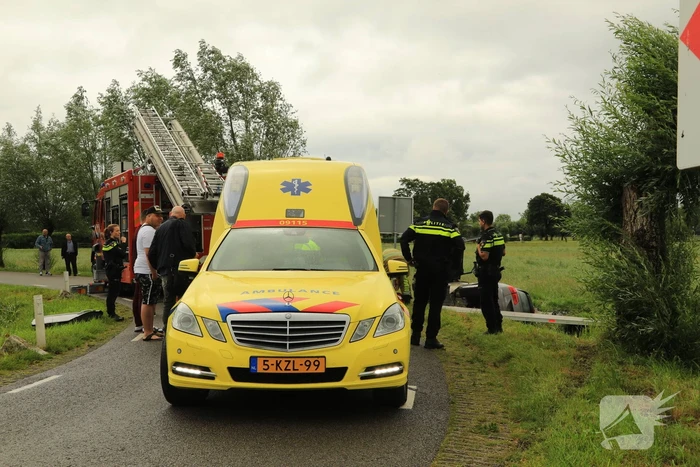 Auto vliegt uit de bocht en belandt in sloot