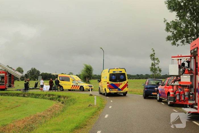 Auto vliegt uit de bocht en belandt in sloot