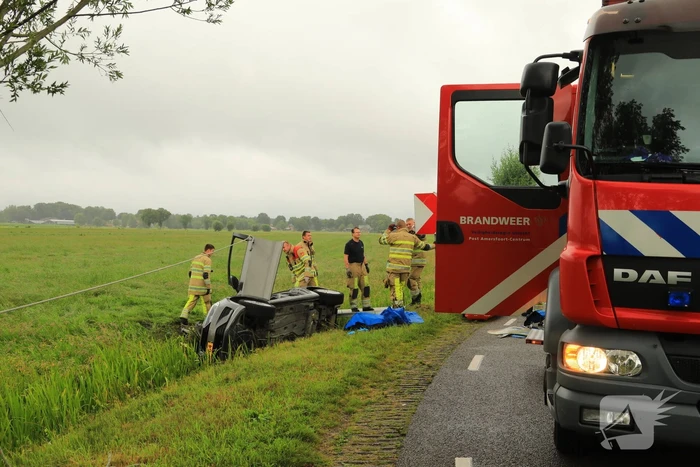 Auto vliegt uit de bocht en belandt in sloot