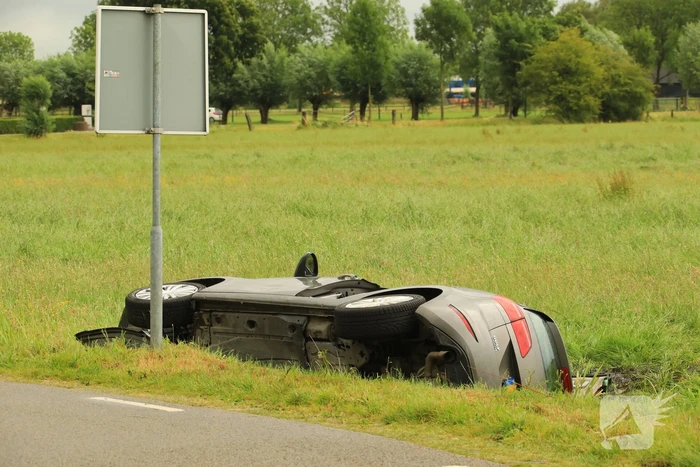 Auto vliegt uit de bocht en belandt in sloot