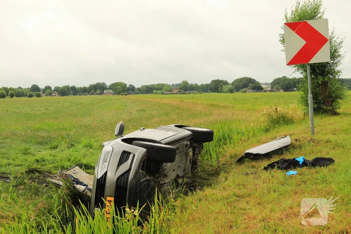 Auto vliegt uit de bocht en belandt in sloot