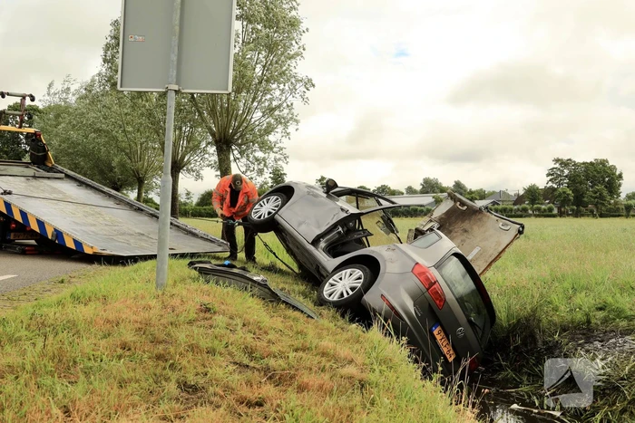 Auto vliegt uit de bocht en belandt in sloot