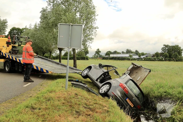 Auto vliegt uit de bocht en belandt in sloot