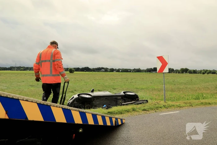 Auto vliegt uit de bocht en belandt in sloot
