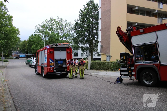 Deur kelderbox vliegt in brand