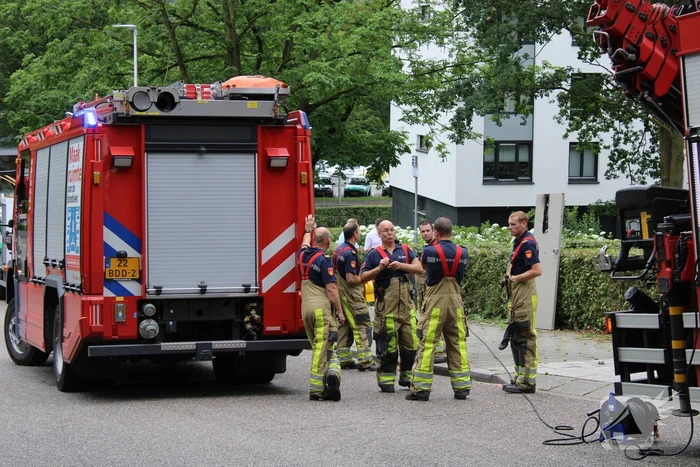 Deur kelderbox vliegt in brand