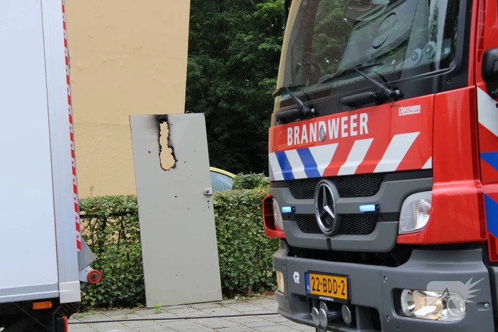 Deur kelderbox vliegt in brand