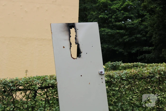 Deur kelderbox vliegt in brand