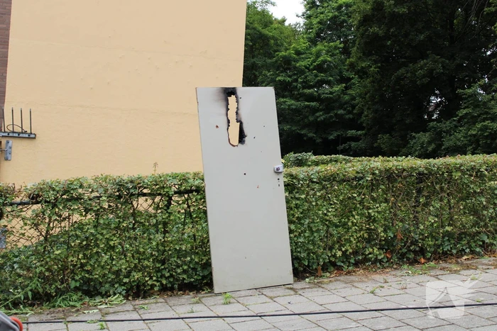 Deur kelderbox vliegt in brand