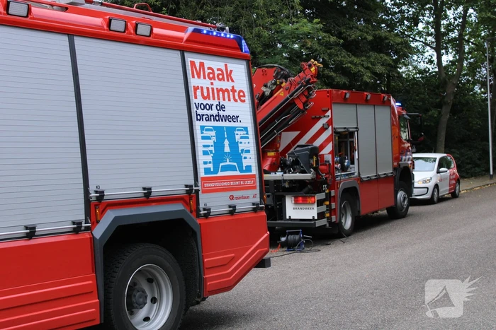 Deur kelderbox vliegt in brand