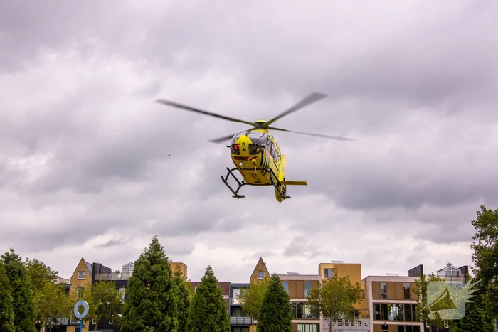 Traumahelikopter landt voor gewonde op straat