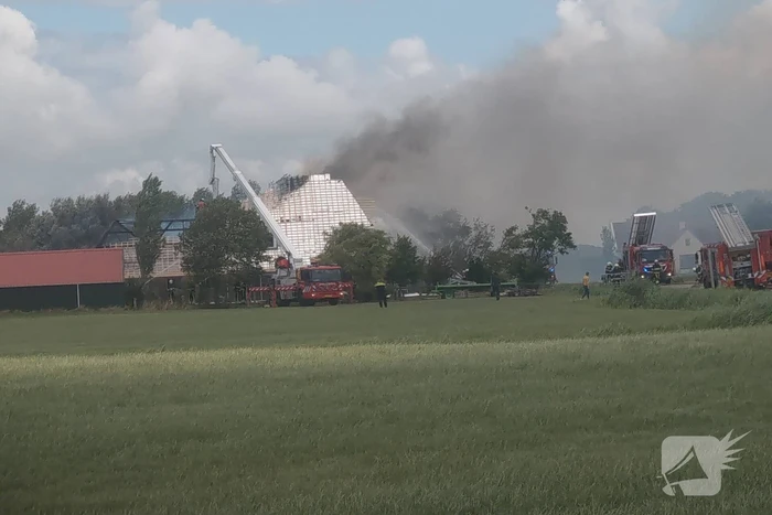 Dak van woonboerderij vliegt in brand