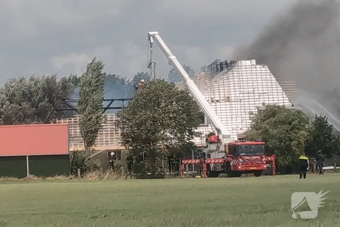 Dak van woonboerderij vliegt in brand