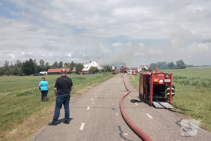 Dak van woonboerderij vliegt in brand