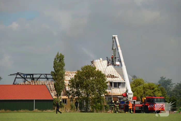 Dak van woonboerderij vliegt in brand