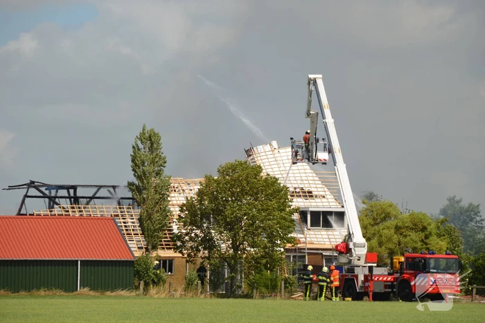 Dak van woonboerderij vliegt in brand
