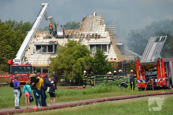 Dak van woonboerderij vliegt in brand