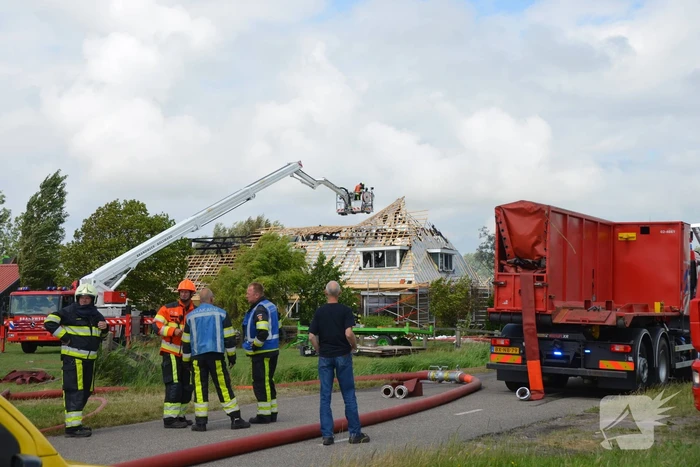 Dak van woonboerderij vliegt in brand