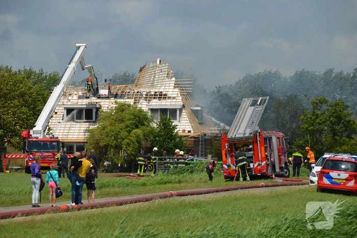Dak van woonboerderij vliegt in brand