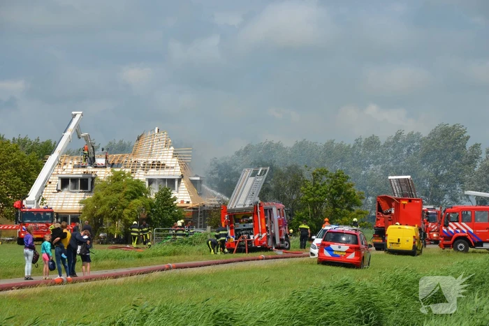 Dak van woonboerderij vliegt in brand