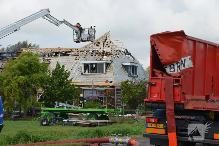 Dak van woonboerderij vliegt in brand