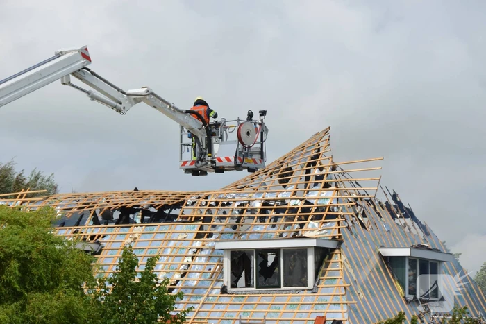 Dak van woonboerderij vliegt in brand