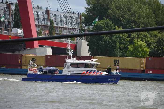 Containerschip vaart tegen Willemsbrug