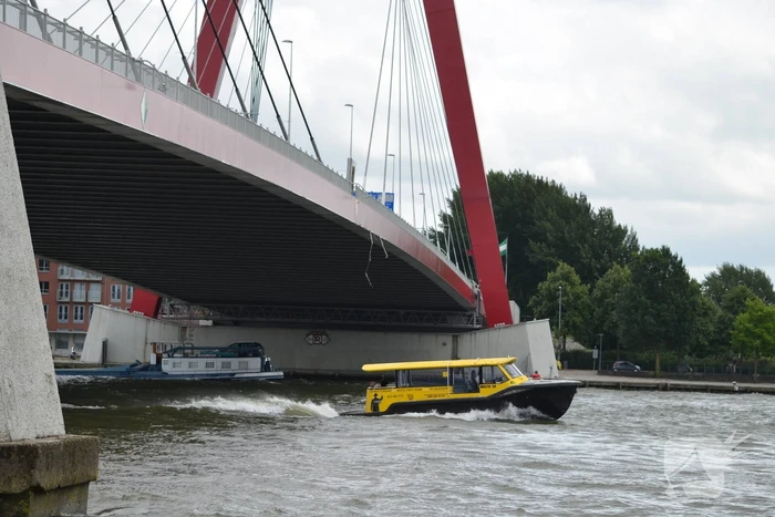 Containerschip vaart tegen Willemsbrug