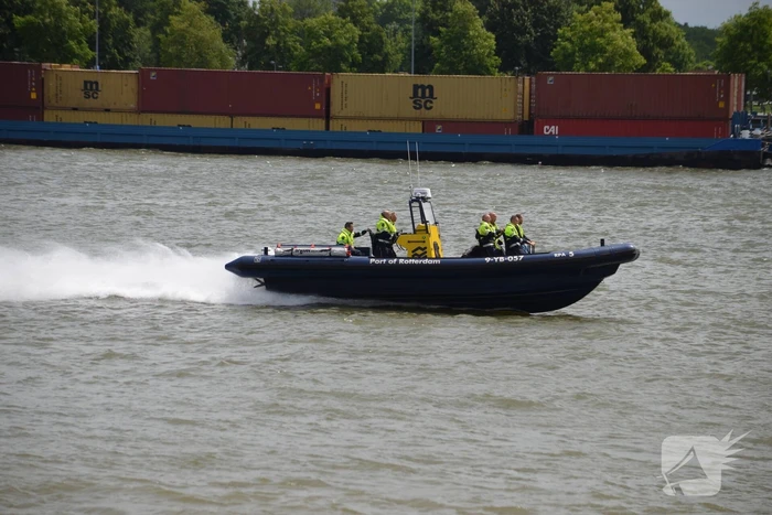 Containerschip vaart tegen Willemsbrug